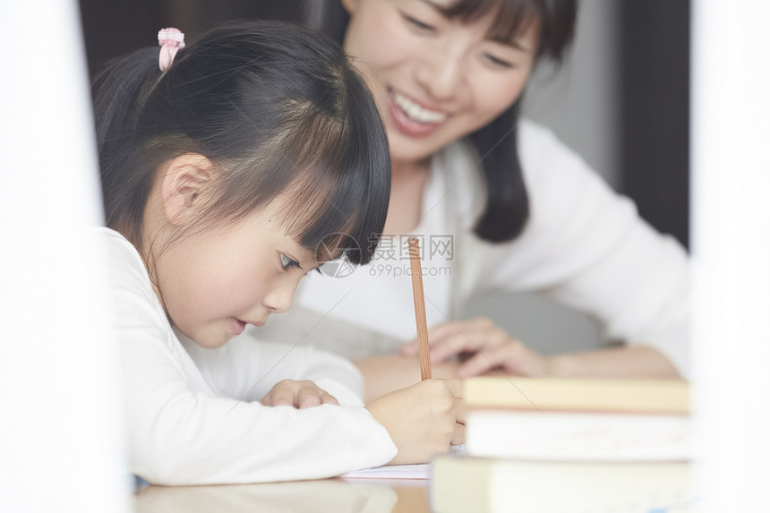 认真学习的小女孩图片