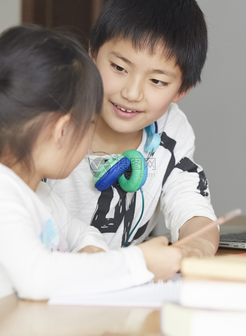 认真学习的男孩图片