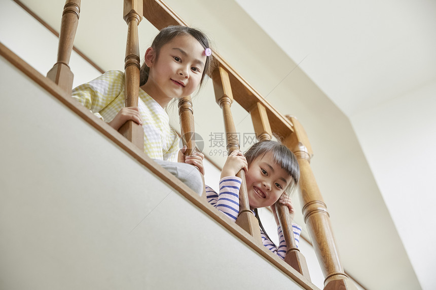 趴在楼梯上的小女孩图片