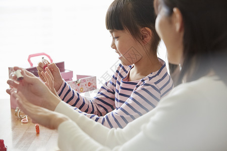 妈妈陪女儿涂指甲油图片