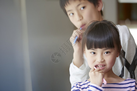 居家儿童保健刷牙图片
