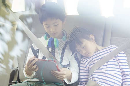 在汽车后座休息的孩子图片