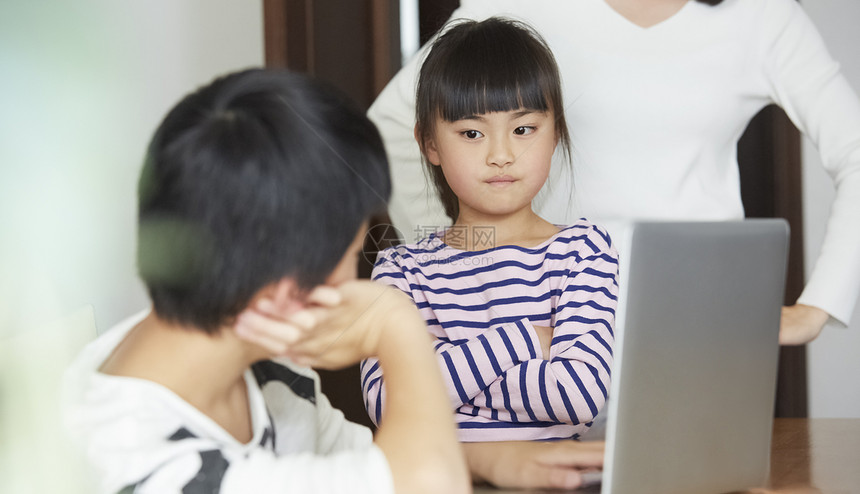 生气闹矛盾的兄妹两人图片