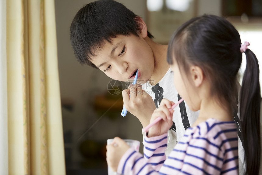 起床刷牙的小男孩和小女孩图片