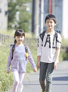 哥哥牵着妹妹一起走在上学的路上图片