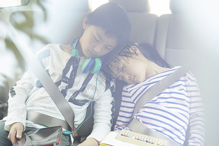 在车中睡着的孩子们图片