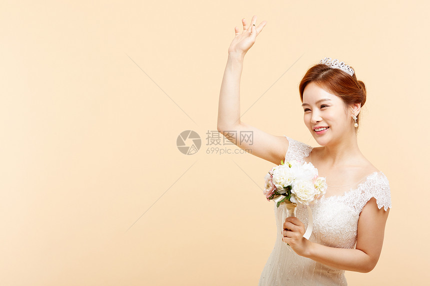 穿白色婚纱拍照的新娘图片