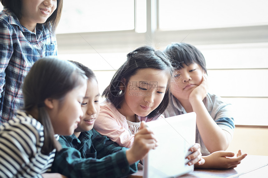 在课堂上学习平板电脑知识的小朋友图片