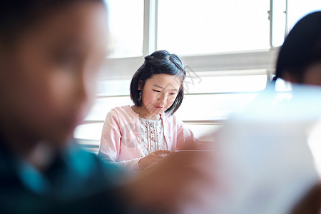 在课堂上学习平板电脑知识的小朋友图片