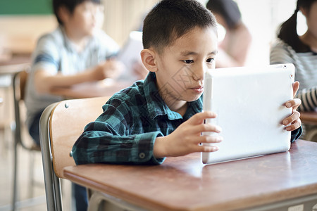 小学生使用平板电脑学习图片