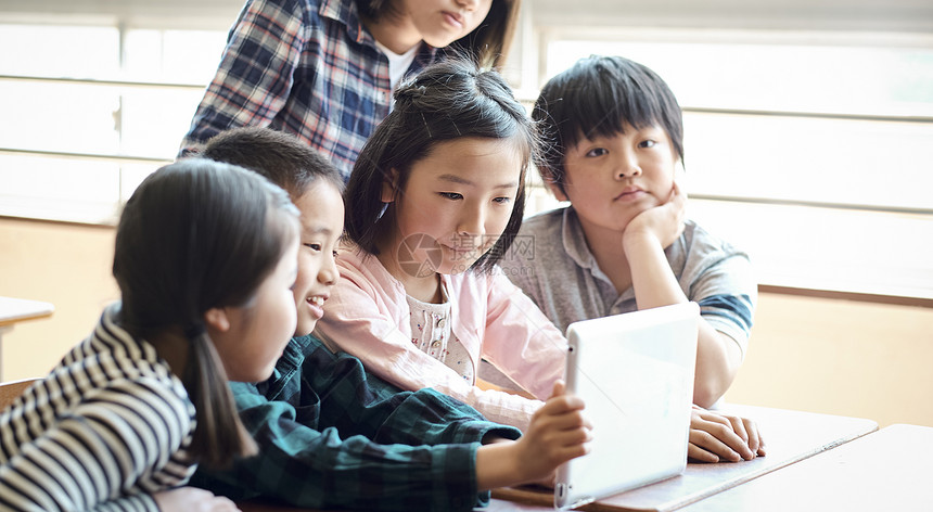 小学生使用平板电脑学习讨论图片