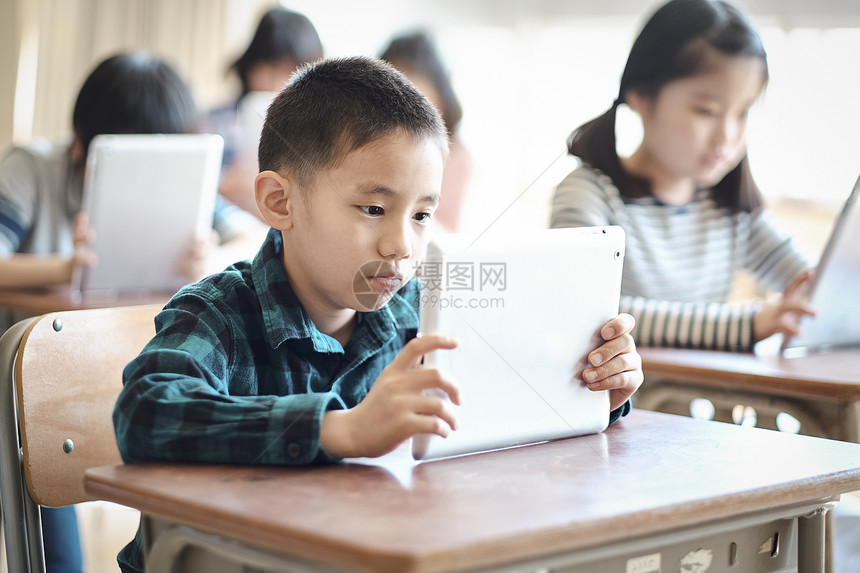小学生使用平板电脑学习图片