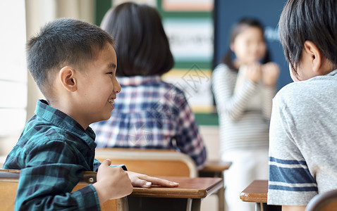 多人亲密同学提供免费学习的小学生图片