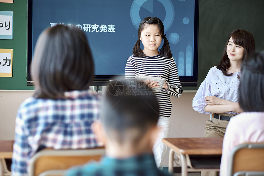 小学生在老师的指导下学习平板电脑使用知识图片