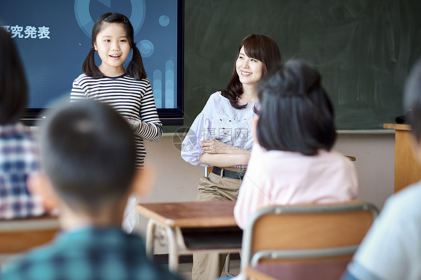 小学生在老师的指导下学习平板电脑使用知识图片