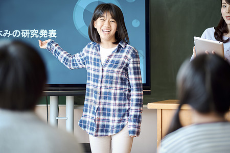 代表老师素材小学生在老师的指导下学习平板电脑使用知识背景