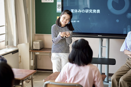 小学生在老师的指导下学习平板电脑使用知识图片