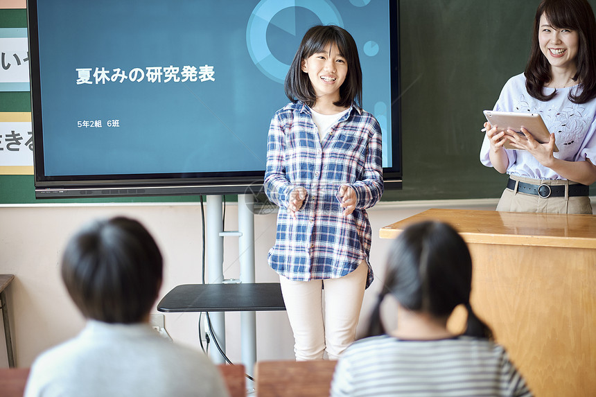 小学生在老师的指导下学习平板电脑使用知识图片