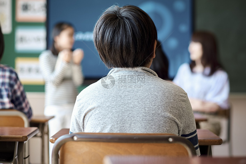 小学生在老师的指导下学习平板电脑使用知识图片