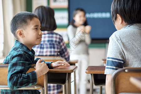 在上课的小学生图片