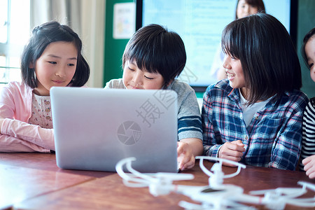 网上资料查询小学生在老师的指导下用电脑查询资料背景