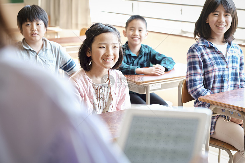 小学生在老师的指导下学习电脑使用知识图片