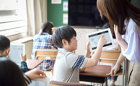 小学生在老师的指导下学习电脑使用知识高清图片