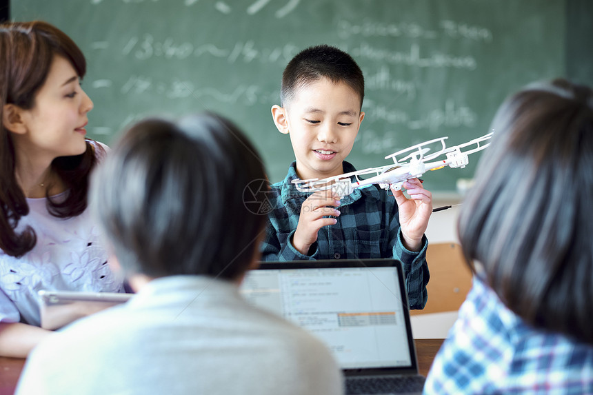 日本人肖像人物it教育的课堂场面图片