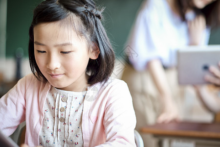 在上课的女学生图片