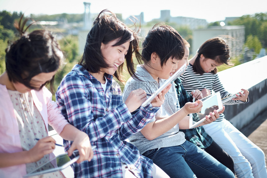 老师在教学生用平板电脑查询资料图片