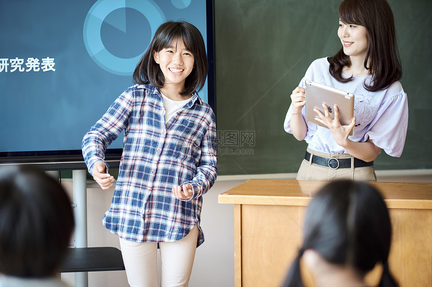 学生站在讲台上讲解知识图片