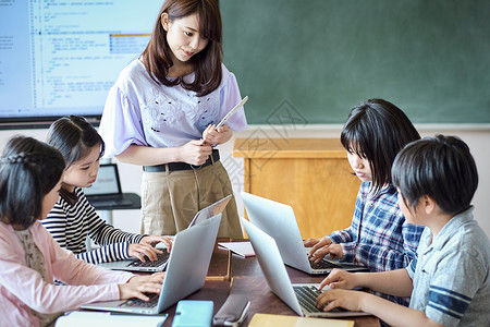 网上资料查询老师在教学生用电脑查询资料背景