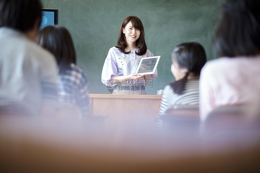 老师在教学生用平板电脑查询资料图片