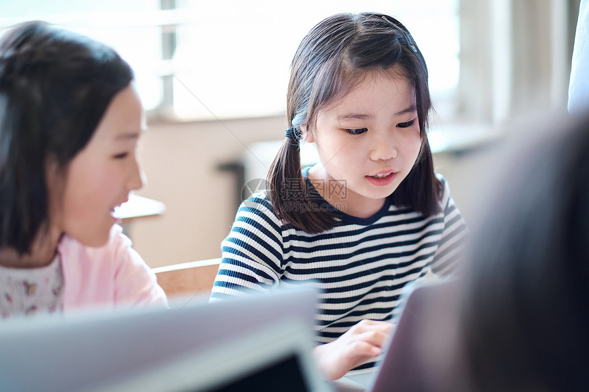 老师在教学生用电脑查询资料图片