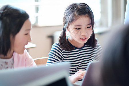 老师在教学生用电脑查询资料图片