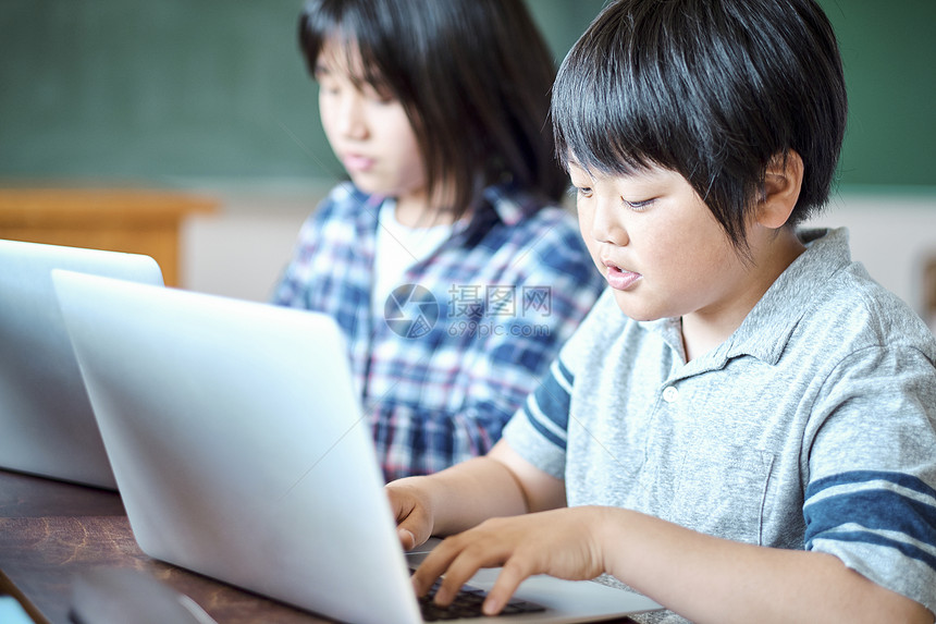 老师在教学生用电脑查询资料图片