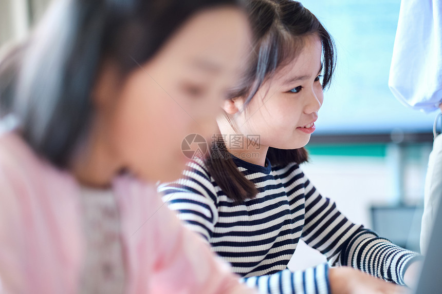 老师在教学生用电脑查询资料图片