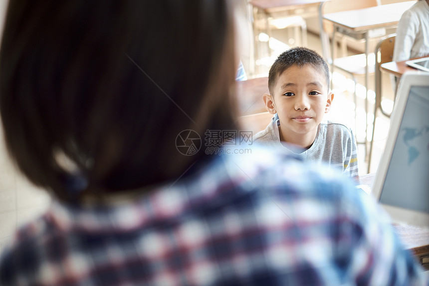 在学校学习计算机课程的孩子图片