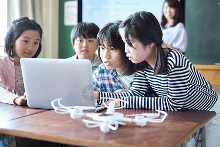 在学校学习计算机课程的孩子图片