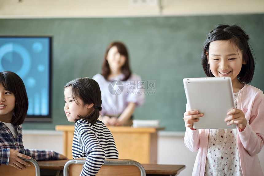 课堂上使用平板电脑的学生图片