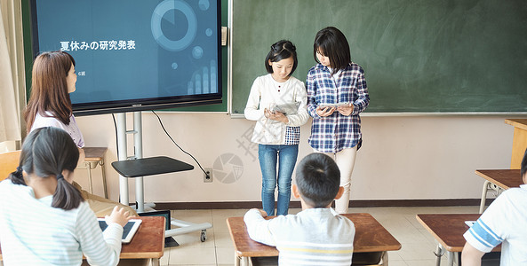 学习电子计算机课程的小学生图片