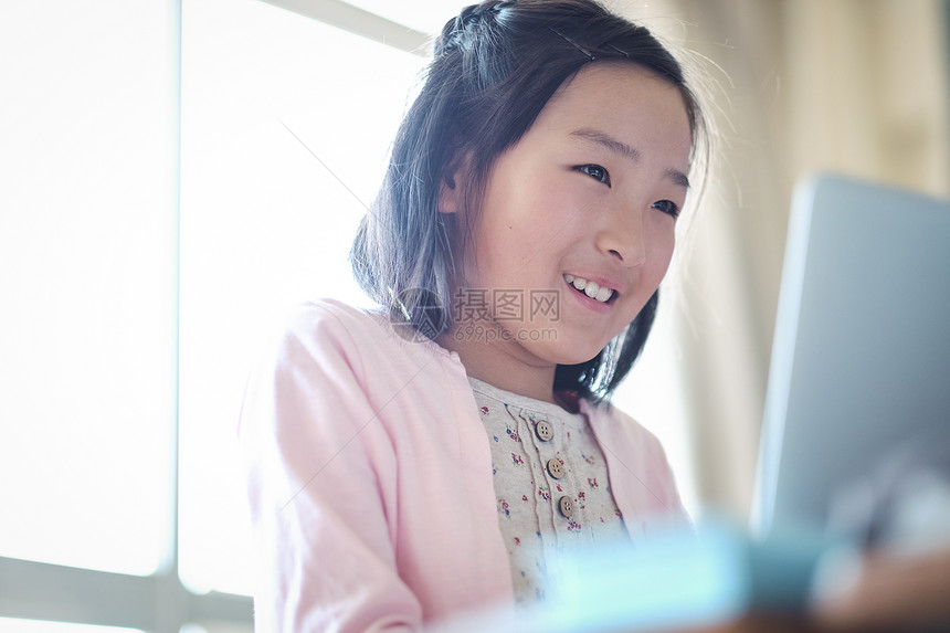 学习电子计算机课程的小学生图片