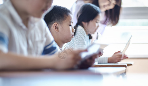 学习电子计算机课程的小学生背景图片