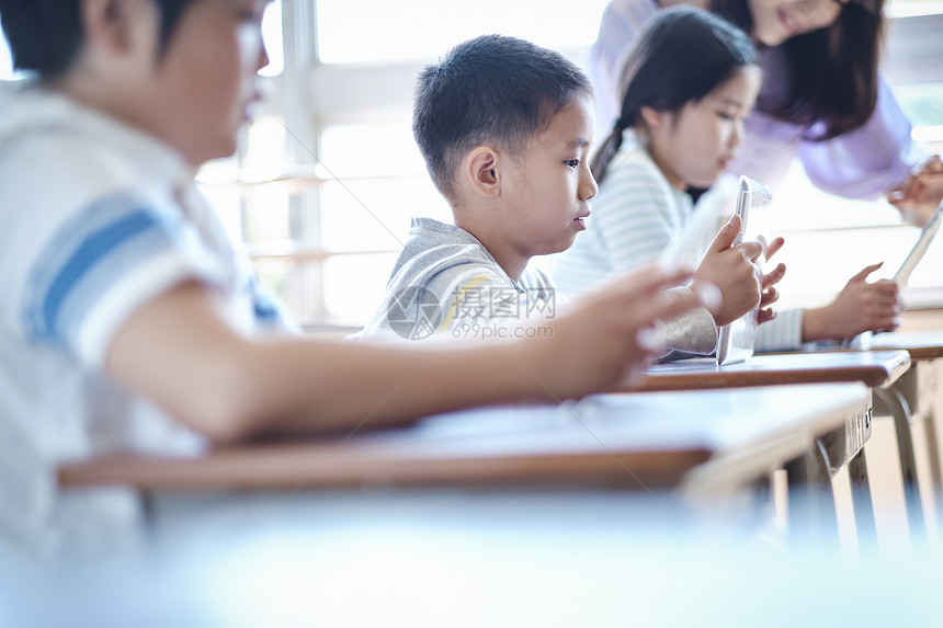 课堂上使用平板电脑的学生图片