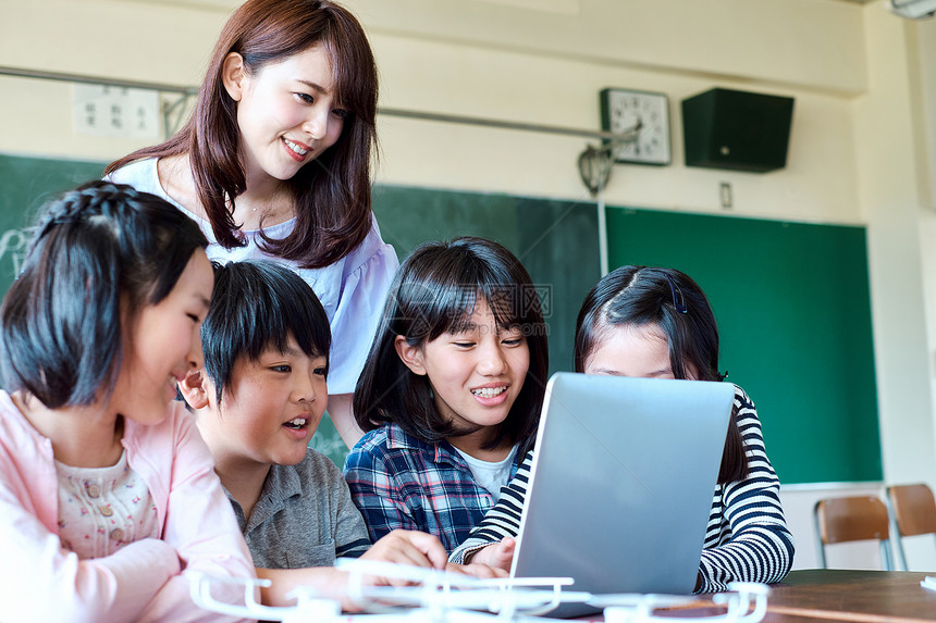 课堂上小组学习网络知识的学生图片