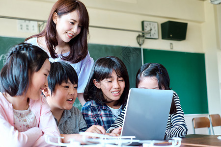 课堂上小组学习网络知识的学生图片