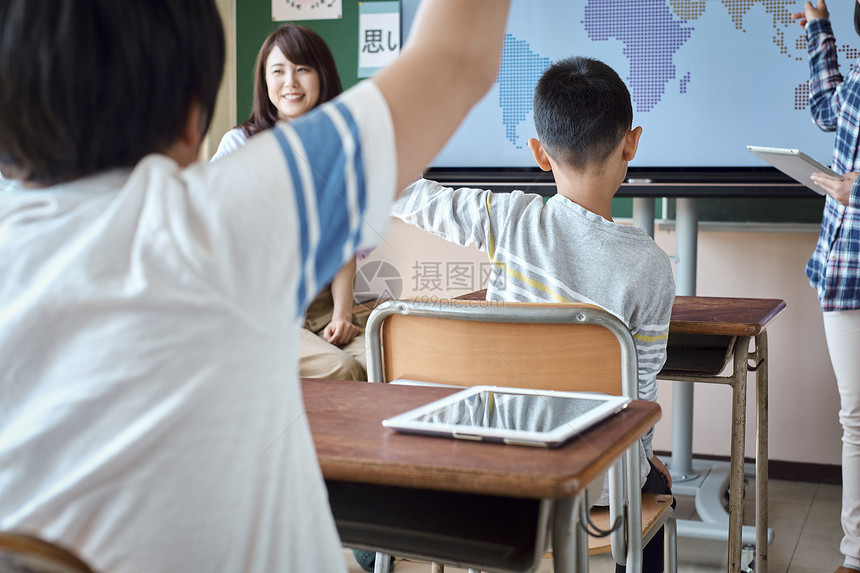 老师在教学生如何使用数码产品学习图片