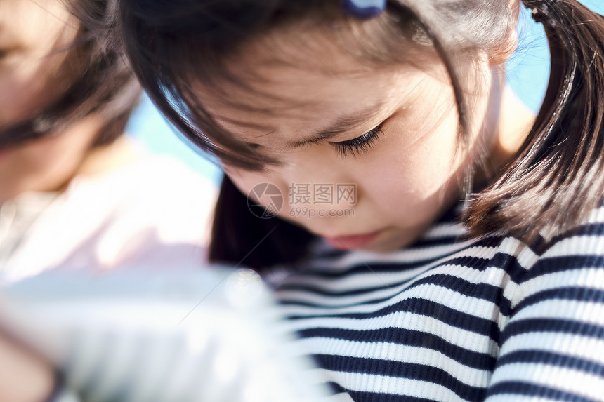 老师在教学生如何使用数码产品学习图片