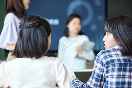 老师在教学生如何使用数码产品学习图片