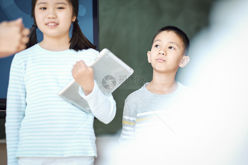 老师在教学生如何使用数码产品学习图片